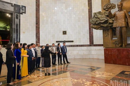 Đoàn đại biểu có 96 đồng chí Bí thư chi bộ tiêu biểu, xuất sắc đến từ 40 đảng bộ trực thuộc Trung ương đại diện cho hơn 250 nghìn đồng chí Bí thư chi bộ trong toàn Đảng đến tham quan Bảo tàng Hồ Chí Minh.