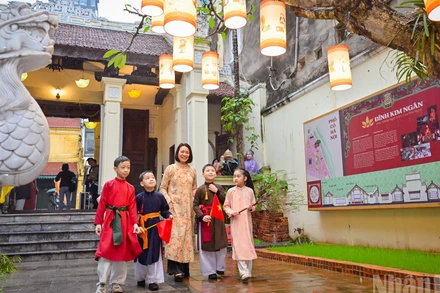 Người dân phố cổ Hà Nội cảm nhận hương vị Tết xưa tại đình Kim Ngân (Hà Nội).