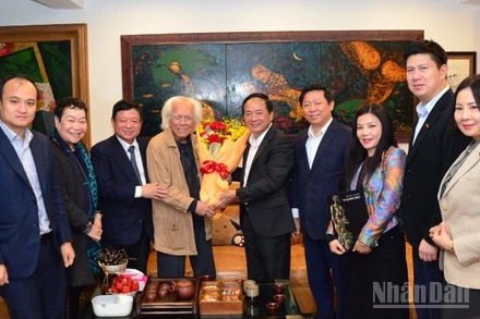 Đồng chí Trịnh Văn Quyết, Ủy viên Bộ Chính trị, Bí thư Trung ương Đảng, Trưởng ban Tuyên giáo và Dân vận Trung ương thăm, chúc Tết nhà điêu khắc Tạ Quang Bạo. (Ảnh: PHẠM CƯỜNG)