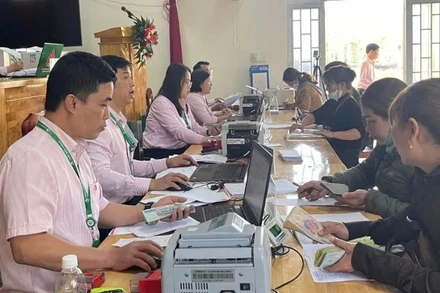 Điểm giao dịch của Ngân hàng Chính sách xã hội tỉnh Lâm Đồng tích cực phục vụ nhân dân vay vốn sau sáp nhập.