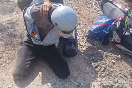 Khống chế một trong hai đối tượng mang vật giống súng đi săn bắt. (Ảnh: Công an cung cấp)