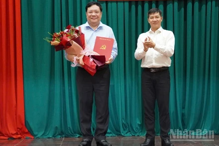 Đồng chí Phạm Thành Ngại (bên trái) nhận Quyết định giữ chức Phó Bí thư Tỉnh ủy Đồng Tháp, nhiệm kỳ 2025-2030.