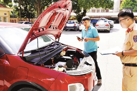 Cán bộ Cảnh sát giao thông Công an tỉnh Lạng Sơn kiểm tra phương tiện để đăng ký xe cho người dân.