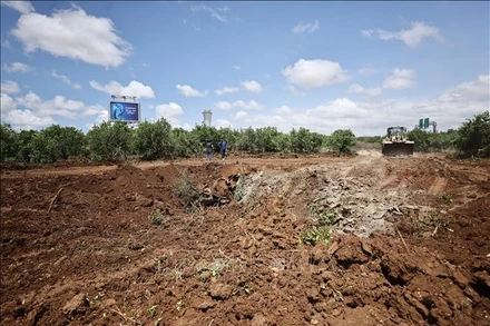Hiện trường một vụ tấn công bằng tên lửa gần sân bay quốc tế Ben Gurion ở Tel Aviv, Israel. (Ảnh tư liệu: THX/TTXVN)