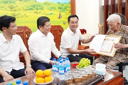 Bí thư Tỉnh ủy Lê Ngọc Quang trao tặng Huy hiệu 80 năm tuổi Đảng cho ông Nguyễn Đổng.