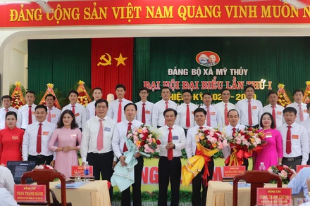 Phó Chủ tịch Thường trực Hội đồng nhân dân tỉnh Nguyễn Chiến Thắng tặng hoa chúc mừng Ban Chấp hành Đảng bộ xã Mỹ Thủy nhiệm kỳ 2025-2030.
