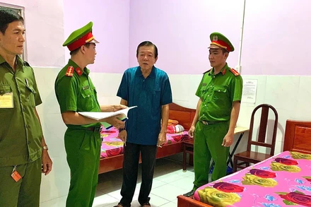 Công an tỉnh Vĩnh Long kiểm tra cơ sở kinh doanh lưu trú trên địa bàn xã Giao Long.