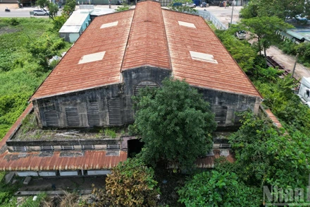 Theo ghi nhận của phóng viên, khoảng hai năm đầu sau khi xây xong, chợ Phú Hữu hoạt động cầm chừng, đến nay chợ bị bỏ hoang, không có người dân buôn bán.