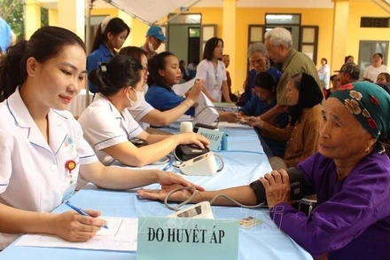 Bác sĩ, nhân viên y tế đang khám sức khỏe cho người cao tuổi xã Đa Phúc (Hà Nội).