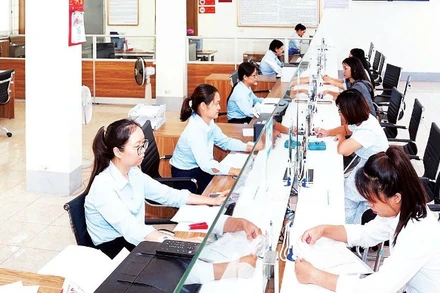Khách hàng giao dịch tại Co-opBank chi nhánh Ninh Bình.