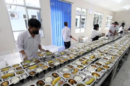 Công nhân chuẩn bị bữa sáng trước khi phân phát tới các trường học ở Surakarta, Trung Java, Indonesia, ngày 6/1. (Ảnh: THX)