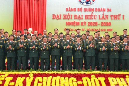 Thượng tướng Võ Minh Lương, Ủy viên Trung ương Đảng, Ủy viên Thường vụ Quân ủy Trung ương, Thứ trưởng Quốc phòng chụp ảnh lưu niệm cùng đại biểu tham dự đại hội.