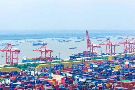 Quang cảnh cảng hàng hóa ở tỉnh Giang Tô, Trung Quốc. (Ảnh: THX/TTXVN)