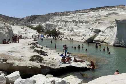 Bãi biển Sarakiniko trên đảo du lịch Milos, Hy Lạp. (Ảnh: Greeka)