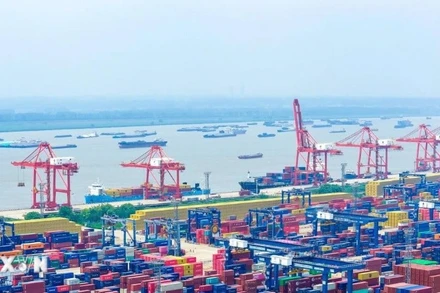 Quang cảnh cảng hàng hóa ở tỉnh Giang Tô, Trung Quốc. (Ảnh: THX/TTXVN)