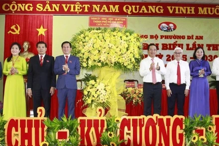 Lãnh đạo Thành ủy và lãnh đạo Đoàn Đại biểu Quốc hội Thành phố Hồ Chí Minh trao tặng hoa chúc mừng đại hội. 
