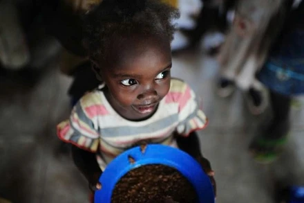 Trẻ em chờ nhận bữa trưa ở Juba, Nam Sudan ngày 15/8/2011. (Ảnh: Xinhua)