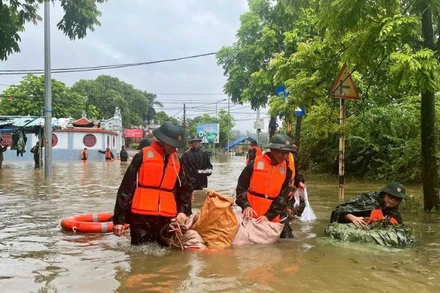 Lực lượng chức năng giúp người dân xã Hy Cương di dời tài sản đến nơi an toàn.