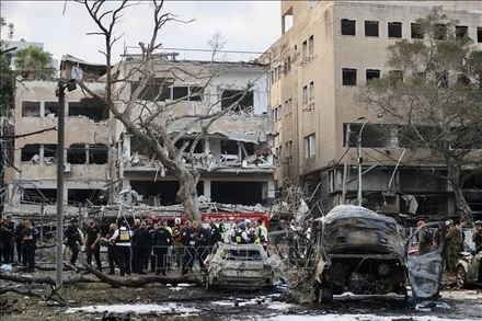 Cảnh đổ nát sau vụ tấn công tên lửa tại Tel Aviv, Israel. (Ảnh: THX/TTXVN)