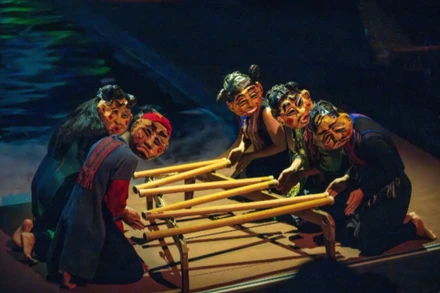 Một phân đoạn trình diễn với đàn klông-pút, nhạc cụ truyền thống của đồng bào dân tộc thiểu số khu vực miền trung-Tây Nguyên, trong vở diễn Rối Mơ. (Ảnh: MỸ HÀ)