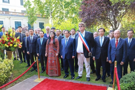 Thủ tướng Phạm Minh Chính và Phu nhân cùng các đại biểu tưởng niệm Chủ tịch Hồ Chí Minh. (Ảnh: Dương Giang/TTXVN)