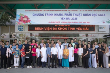 Các bác sĩ và thành viên của đoàn thiện nguyện chụp ảnh lưu niệm tại Bệnh viện đa khoa tỉnh Yên Bái.