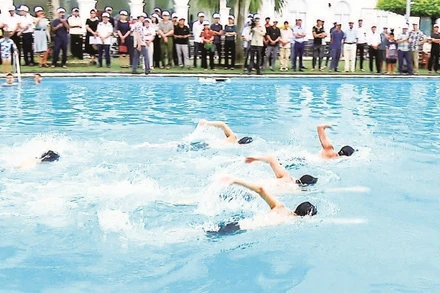 Tập huấn kỹ năng bơi và sơ cứu đuối nước cho trẻ em tại Trung tâm hoạt động Thanh thiếu nhi tỉnh Yên Bái.