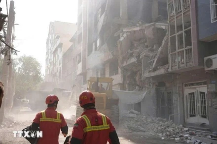 Các tòa nhà bị phá hủy sau cuộc không kích của Israel tại Tehran, Iran. (Ảnh: THX/TTXVN)