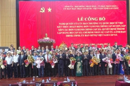 Trao Nghị quyết, và các Quyết định và tặng hoa chúc mừng đại diện các xã, phường tại buổi Lễ.