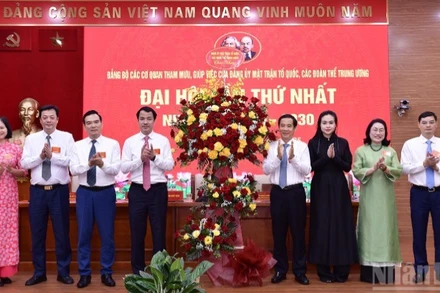 Đồng chí Nguyễn Thái Học, Phó Bí thư Đảng ủy Mặt trận Tổ quốc, các đoàn thể Trung ương (thứ 4 từ phải sang) tặng hoa chúc mừng Ban Chấp hành Đảng bộ các cơ quan tham mưu, giúp việc của Đảng ủy Mặt trận Tổ quốc, các đoàn thể Trung ương nhiệm kỳ 2025-2030.