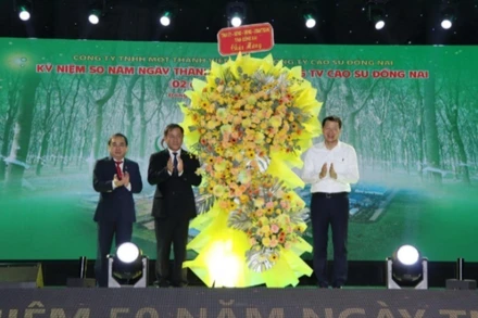 Đồng chí Vũ Hồng Văn, Bí thư Tỉnh ủy Đồng Nai tặng lẵng hoa chúc mừng Tổng Công ty Cao-su Đồng Nai nhân kỷ niệm 50 năm Ngày thành lập.