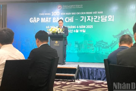 Đại sứ Hàn Quốc tại Việt Nam Choi Youngsam phát biểu tại buổi gặp mặt báo chí. 