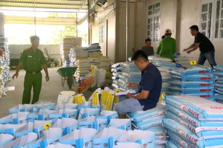 Lực lượng chức năng phát hiện, thu giữ tổng số hơn 38 tấn thức ăn tôm giả. (Ảnh: TRỌNG NGUYỄN)