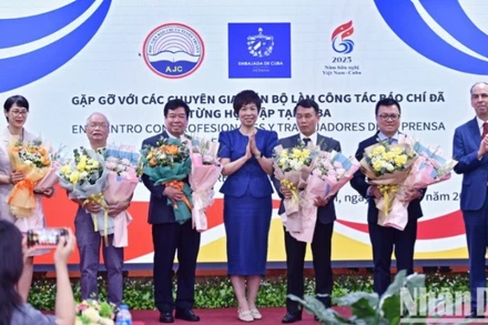 Ban tổ chức trao Huy chương Felix Elmusa, tặng hoa chúc mừng 5 chuyên gia, cán bộ làm công tác báo chí tiêu biểu của Việt Nam.