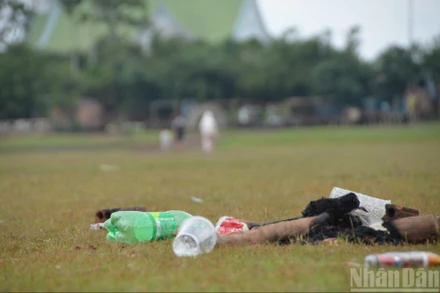 Xả rác gây nguy cơ ô nhiễm môi trường tại bãi dê Tiên Sơn.