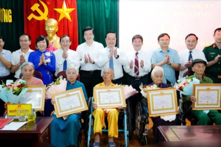 Bí thư Tỉnh ủy Nghệ An Nguyễn Đức Trung và các đại biểu chụp ảnh lưu niệm cùng 5 đảng viên lão thành cách mạng được trao Huy hiệu Đảng. (Ảnh: BP)