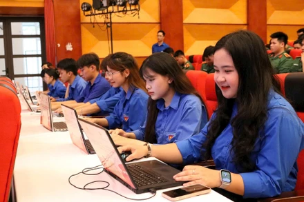 Đoàn viên, thanh niên tranh tài hưởng ứng sau lễ khai mạc cuộc thi.