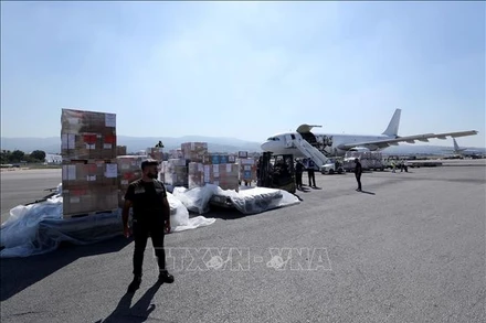 Hàng viện trợ của WHO và UNHCR được chuyển tới sân bay ở Beirut, Liban, ngày 4/10/2024. (Ảnh: THX/TTXVN)