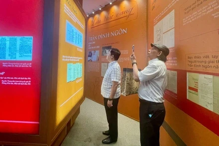 Một góc không gian trưng bày Triển lãm tài liệu xuất xứ cá nhân tại Trung tâm Lưu trữ quốc gia III.