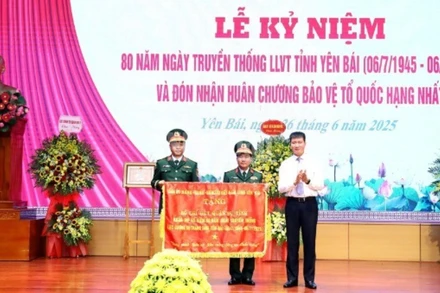 Đồng chí Bí thư Tỉnh ủy Yên Bái Trần Huy Tuấn trao cờ thêu cho Lực lượng vũ trang tỉnh. 