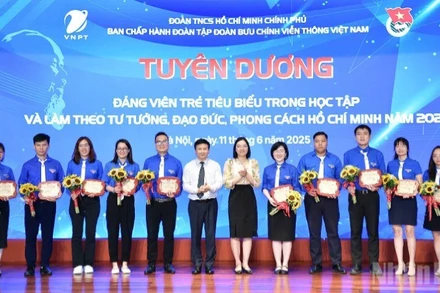 Đại diện lãnh đạo VNPT và các đơn vị liên quan trao chứng nhận tặng các đảng viên trẻ tiêu biểu.