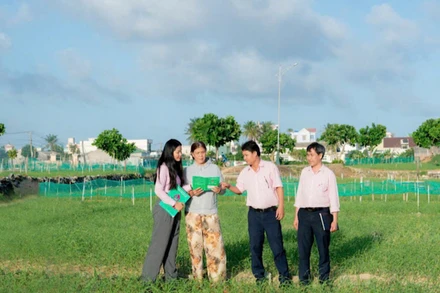 Các cán bộ tín dụng chính sách bám sát cơ sở, hỗ trợ và hướng dẫn bà con tại Lý Sơn sử dụng đồng vốn vay hiệu quả.