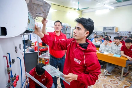 Để tạo nên đội ngũ lao động chất lượng cao, cần đổi mới căn bản công tác đào tạo nghề. (Trong ảnh: Lớp học nghề Kỹ thuật máy lạnh và điều hòa của Trường cao đẳng nghề Bắc khoa Hà Nội). Ảnh: Thành Đạt