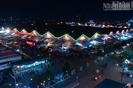 Chợ đầu mối nông sản thực phẩm Thủ Đức hoạt động tấp nập về đêm.