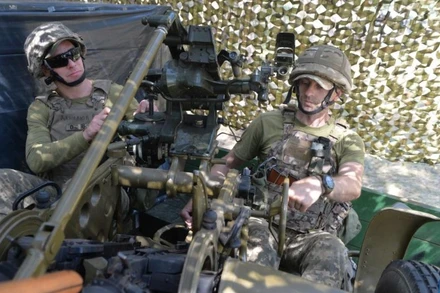 Binh sĩ Ukraine vận hành vũ khí tại quận Kupyansk, Ukraine. (Ảnh: THX)