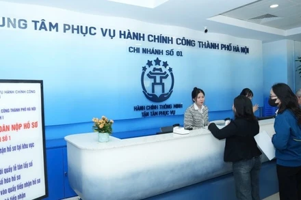 Người dân thực hiện thủ tục hành chính tại Trung tâm Phục vụ hành chính công thành phố Hà Nội.