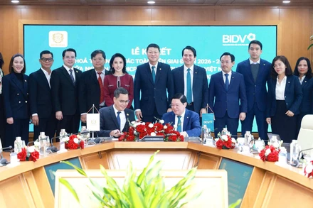 Ông Nguyễn Đức Dũng (Phó Tổng Giám đốc KN Holdings) và ông Đoàn Việt Nam (Phó Tổng Giám đốc BIDV) đại diện hai đơn vị ký kết Thỏa thuận hợp tác.