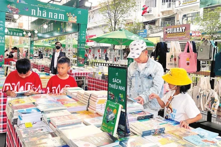 Bạn đọc tại Lễ hội Đường sách Thành phố Hồ Chí Minh. (Ảnh: MẠNH HẢO)