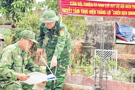Cán bộ, chiến sĩ Ban Chỉ huy Bộ đội Biên phòng tỉnh Đắk Lắk xây nhà trong “Chiến dịch Quang Trung”.
