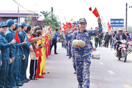 Người dân đứng bên đường lưu luyến chia tay bộ đội sau khi hoàn thành xuất sắc “Chiến dịch Quang Trung”. (Ảnh PHÚC THẮNG)
